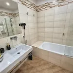 게스트하우스 Residenze Serventi Longhi 4*