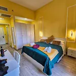 Residenze Serventi Longhi 게스트하우스 4*