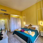 게스트하우스 Residenze Serventi Longhi 4*